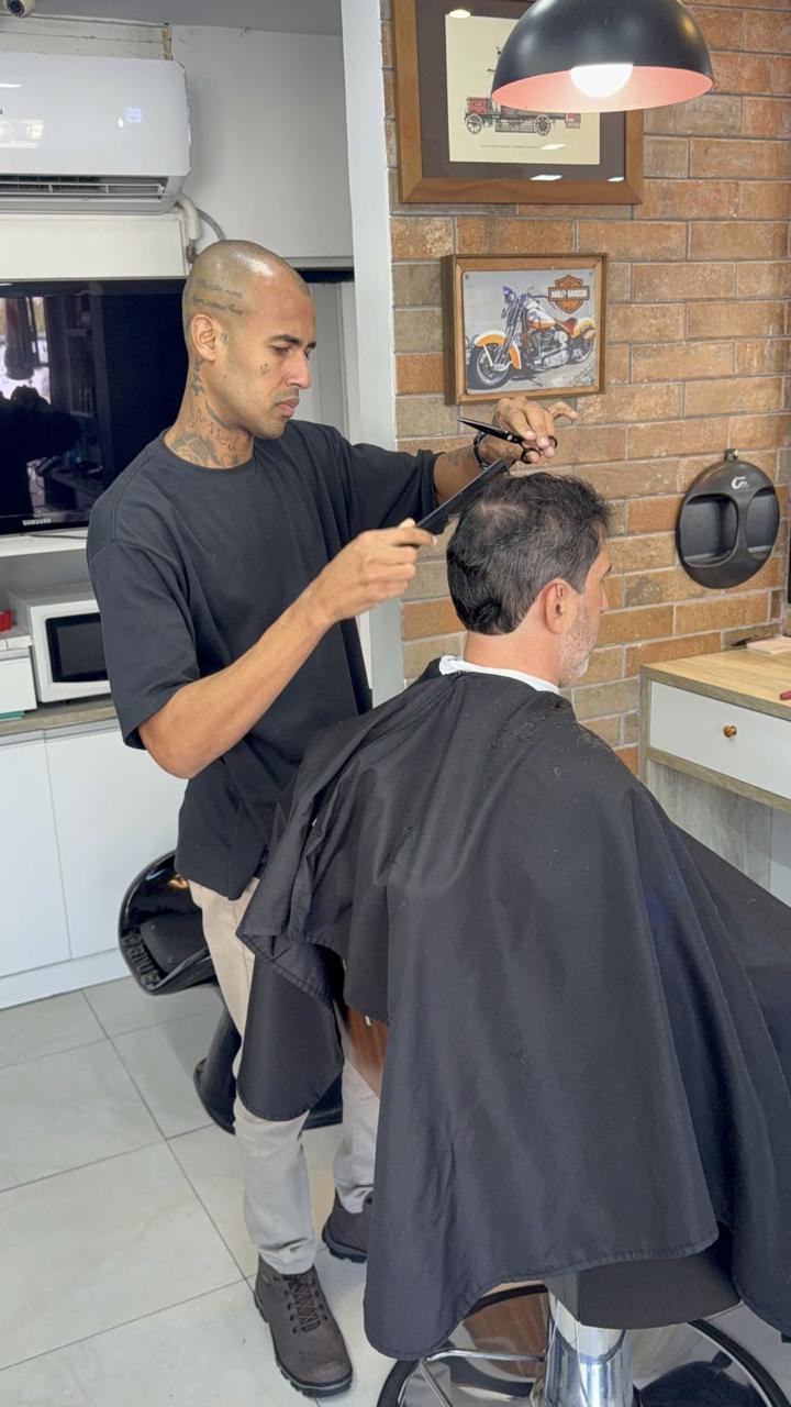 Barbeiro trabalhando em um corte